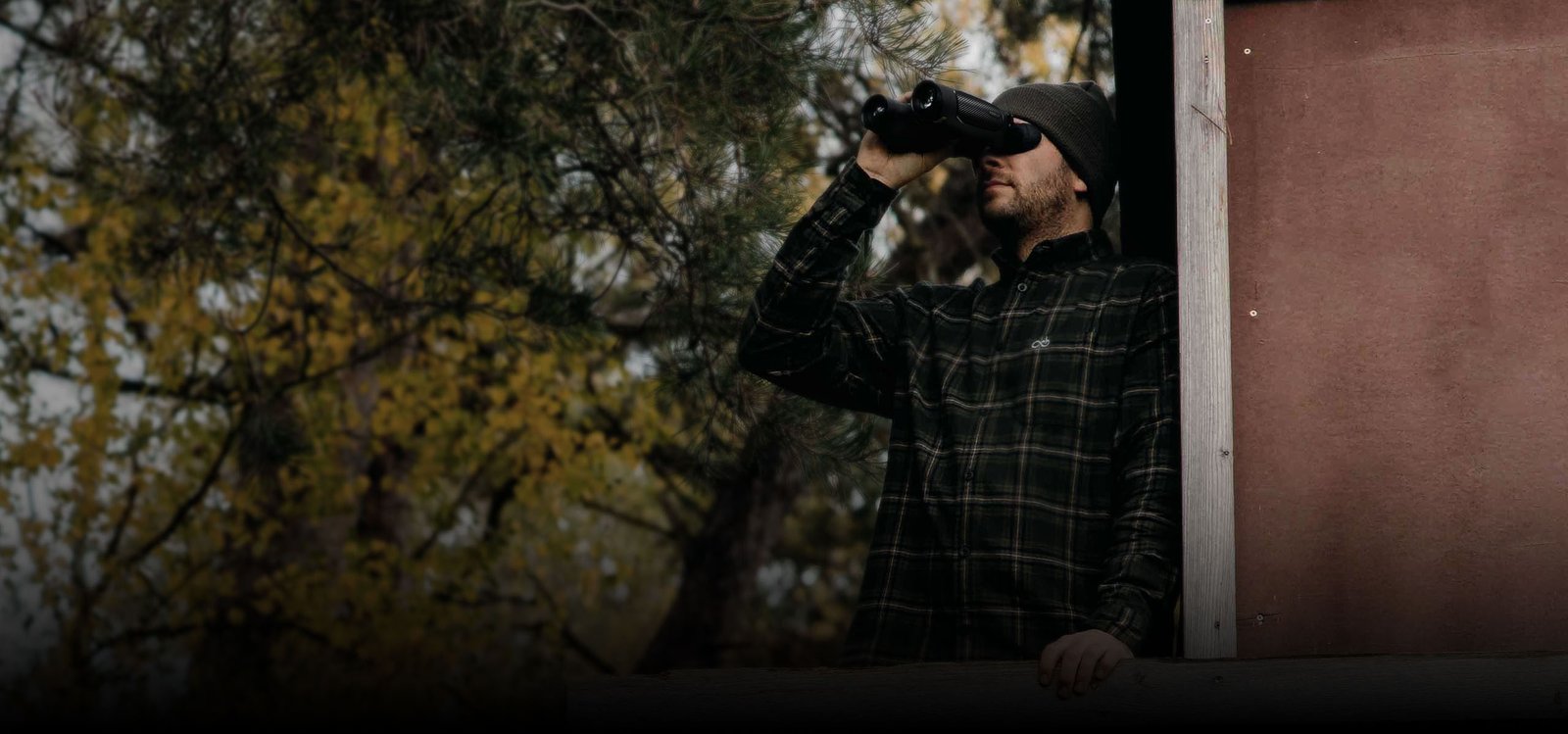 Caçador observando com os binóculos HIKMICRO Habrok 4K 2.0